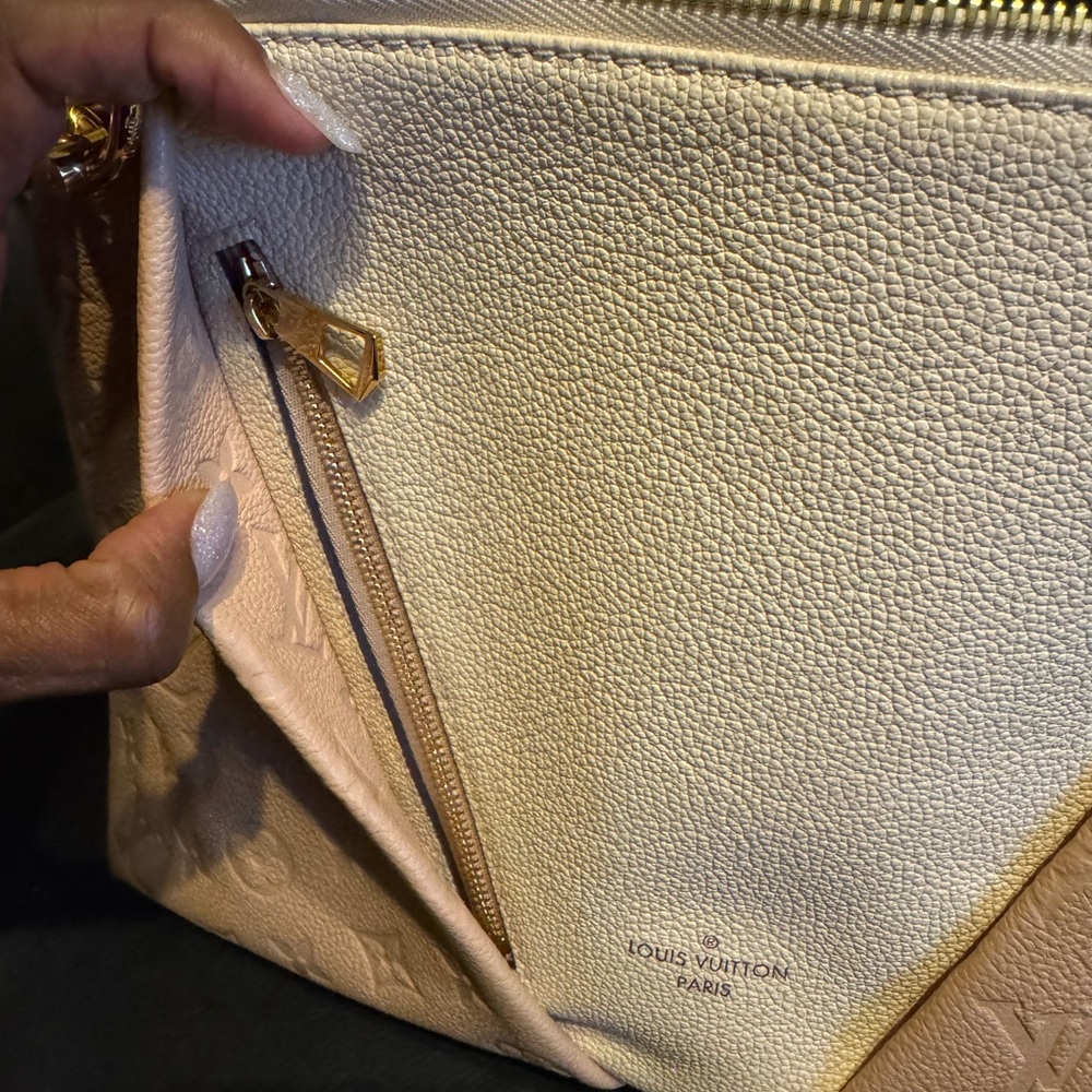 Elegant Pink&Cream Designer Handbag
Very limited use and very clean
Tourterelle - Picture 11 of 13